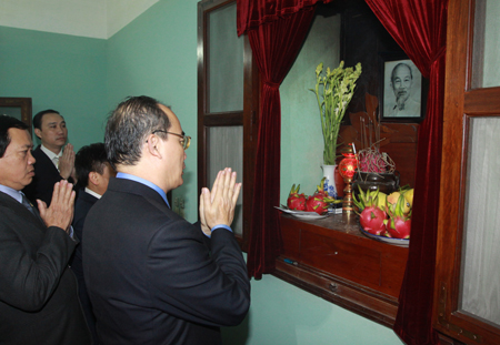 ປະທານຄະນະກຳມະການສູນກາງແນວໂຮມປະເທດຊາດຫວຽດນາມ ຖະຫວາຍທູບທຽນອາໄລຫາປະທານໂຮ່ຈິມິນ